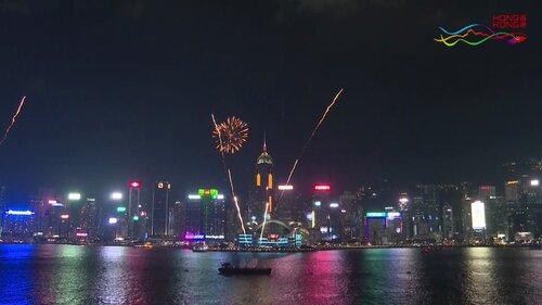 Hong Kong adds sparkle to National Day celebrations! A massive 23-minute fireworks display lit up the night sky over Victoria Harbour, celebrating the 75th anniversary of the founding of the People's Republic of China (Oct 1). Huge crowds gathered on both sides of the harbour to… https://t.co/ebghYhP4LK https://t.co/bbK9ZWNaKi