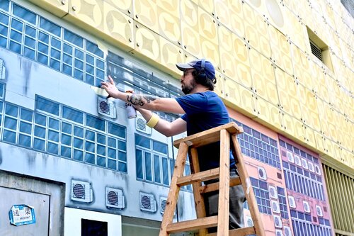 Cornering the art scene! See how well-known local and international street artists joined hands to turn Hong Kong's buildings and street corners into giant canvas during the HKwalls Street Art Festival 2024 (Mar 23 – 31). https://t.co/9GkNQubhRs