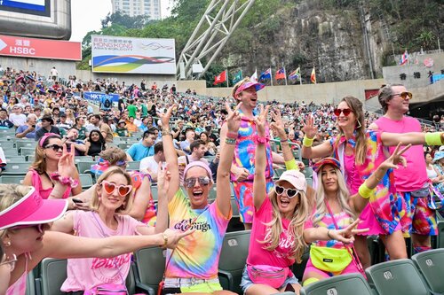 #HK7s off to a roaring start! With 24 top international men’s and women’s teams competing in the World Sevens Series (@SVNSSeries) and the crowd at the #HKStadium, the 47thHK7s kicked off in a party mood supported by Cantopop group Lolly Talk and star DJ James Haskell. https://t.co/TbQcp6iHZg