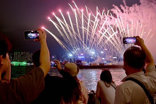 A dazzling pyrotechnic display illuminated Victoria Harbour yesterday (May 1) to mark Labour Day and celebrate the start of the "Golden Week" holiday on the Mainland, presented in tandem with the nightly Symphony of Lights show, to delight locals and visitors alike. https://t.co/b0hgBuTjCm