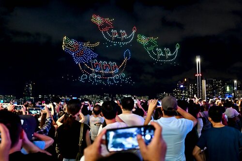 Crowds gathered along the Victoria Harbour waterfront (Jun 10) for the spectacular rdrone show in celebration of the annual Dragon Boat Festival (Tuen Ng). A swarm of drones formed festive shapes including dragon boats and zongzi (rice dumplings) for the occasion. https://t.co/1q43BB6zAb
