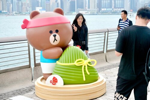 Line-up for summer fun! The popular #LINEFRIENDS characters are ready to meet and greet people at the Avenue of Stars along the #TsimShaTsui harbourfront. Visit 7 photo hotspots and 10 food stalls at Summer Chill Food Lane for a chillaxing weekend! https://t.co/Hi2ay7NDmt
