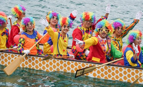 The #HongKong International Dragon Boat Races (Jun 15-16) saw over 4,000 athletes from 12 countries and regions racing for glory to the thunder of drums, turning #VictoriaHarbour into a sea of colour, as spectators cheered the paddlers in a carnival atmosphere. #dragonboatrace https://t.co/6zfVG9LquT
