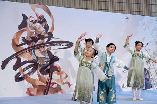 Everybody is kung fu dancing! Hong Kong's first major cross-disciplinary arts festival, "Chinese Kungfu x Dance Carnival" (Jul 9 - 14) kicked off on a high note outside the Hong Kong Cultural Centre. An event of #HKPopCultureFestival2024, the first day of the Carnival featured… https://t.co/4gCSdvjyVj https://t.co/9hy5VU4Cnm