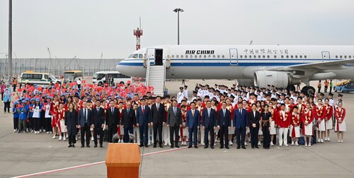 Sporting gesture! There was a rousing welcome for members of China's national #ParisOlympics team as they arrived in Hong Kong for a three-day (Aug 29-31) visit to share the joy of their 2024 Olympic success and build sports connections between Hong Kong and the Mainland. The… https://t.co/qoKTnXfizh https://t.co/IglAjNx7l1