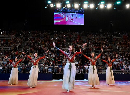 Good show! Members of China’s national team from the #ParisOlympics showed off their sports skills and talent in front of an audience of over 2,600 during a gala show at Hong Kong's Queen Elizabeth Stadium last night (Aug 30). Demonstrations of table tennis, badminton and… https://t.co/Wa4yfsGlci https://t.co/2aqbFyagXC