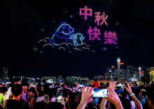 How did you celebrate the Mid-Autumn Festival? Revellers gathered along Wan Chai waterfront for the best view of Hong Kong’s first Mid-Autumn Festival-themed drone show on Sep 17. A fleet of 1,000 drones created a variety of festive scenes such as lanterns, mooncakes, a jade… https://t.co/q7IUNmjBk3 https://t.co/uSsgHbc217