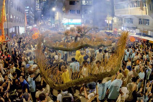 Fire Dragon dances again! Sparkling and crackling with thousands of incense sticks, the century-old Tai Hang Fire Dragon (Sep 16-18) led by 300 performers and for the first time accompanied by a 20-metre LED version carried by kids, weaved its way around Causeway Bay ending at… https://t.co/tdrPuWqezU https://t.co/TDHGzTxNq1