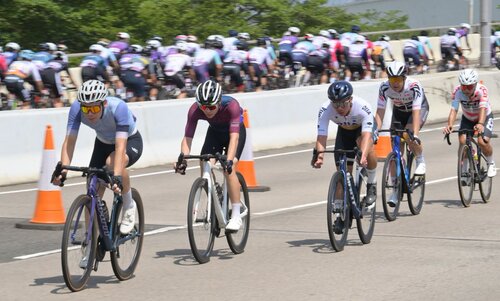 Riding high! Former Tour de France winner Chris Froome joined some 6,000 cyclists for the Hong Kong Cyclothon (Oct 13), cheered on by spectators who lined the route which took in many of the city's landmark buildings and infrastructures. The event included various categories,… https://t.co/onG8eIA1aR https://t.co/2mOalaB9qH