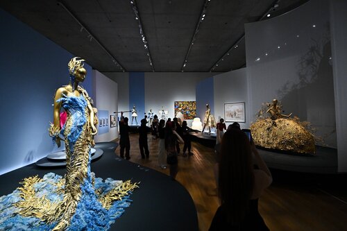 Get to know the mastermind behind Rihanna’s eye-catching gown The Yellow Queen, that she wore to the 2015 Met Gala. Guo Pei, a celebrated Chinese fashion designer, is presenting her visionary creations at Hong Kong’s M+ museum. Guo Pei: Fashioning Imagination (till Apr 6, 2025)… https://t.co/YCWwQ8awyz https://t.co/Aap3Eaxc6j