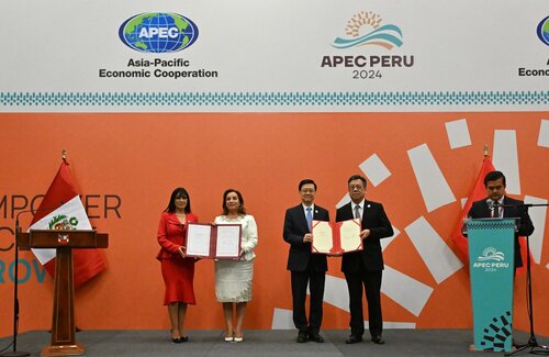 Building ties with Peru! Chief Executive John Lee continued his visit to Lima, Peru (Nov 15) by witnessing the signing of a Free Trade Agreement (FTA) between the Hong Kong SAR and Peru. Mr Lee also attended activities of the Asia-Pacific Economic Cooperation (APEC). During the… https://t.co/EVyDX3e7aF https://t.co/ViUeHv6ev1