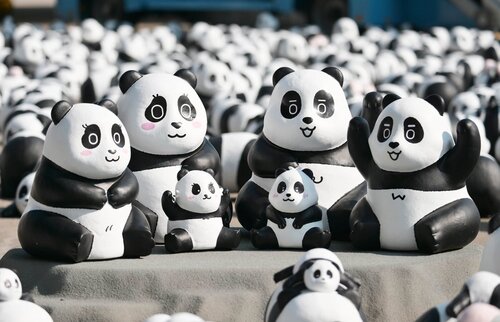 Panda play! Hong Kong International Airport rolled out a grand welcome for 2,500 panda sculptures that arrived for the PANDA GO! FEST HK event, chaperoned by actors Louis Koo and Charmaine Sheh. Starting December 7, the cute panda creations will meet the people at landmarks… https://t.co/kFFZ5Ev0N0 https://t.co/KnD0PlAb7X