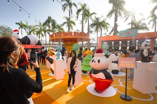 Pandafest along the waterfront in Tsim Sha Tsui! Do you know that Hong Kong is home to 6 giant pandas? To help celebrate the growing panda community at Ocean Park Hong Kong, a thematic HELLO PANDAS Carnival (till Dec 21) is being held at the Hong Kong Cultural Centre Piazza,… https://t.co/xwcnZKMb21 https://t.co/d8Oes1ew9d