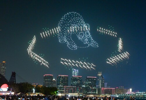 Spectacular drone show with pyros lights up the Hong Kong sky! Set against the backdrop of Victoria Harbour, around 1,000 drones created eye-catching formations of giant pandas over the West Kowloon Cultural District this evening (Dec 28), bringing a dazzling display to… https://t.co/M7b8ye5m9X https://t.co/kB20cctuqG