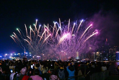 Unwrap the magical season with Asia's events capital! The popular annual #HongKongWinterFest (till Jan 1, 2025) welcomes visitors to the biggest ever Christmas Town at the West Kowloon Cultural District, with breathtaking Winter Harbourfront Pyrotechnics (Dec 24-26), followed by… https://t.co/WMSB2sRiKx https://t.co/IugEa7mo4k