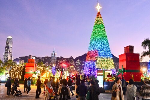 Happy Christmas! Wishing all our friends around the world a very Merry Christmas. Take a look at some of the joyful scenes around Hong Kong and share the festive spirit with family and friends. 🎅 #hongkong #brandhongkong #asiasworldcity #merrychristmas https://t.co/9KKdFLFoaj