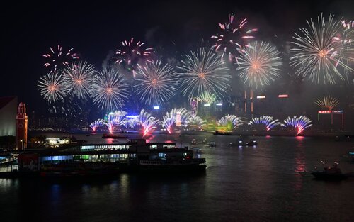 Happy New Year! 🥳🥳A brilliant countdown fireworks display over Hong Kong's iconic Victoria Harbour, themed The Symphony of Happiness, ushered in the New Year, as thousands flocked to see the 12-minute spectacle (Dec 31). @Brand_HK wishes all our friends around the globe a happy… https://t.co/gUz6j3XEtp https://t.co/s9GLWl2toj