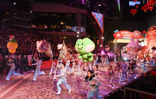 Amazing Hong Kong night parade welcomes the #YearOfTheSnake! Thousands of spectators lined the streets of Tsim Sha Tsui in Kowloon to watch the annual Cathay International Chinese New Year Night Parade, spreading luck and joy on the first day of the Chinese New Year (Jan 29).… https://t.co/fXr9hAFzOK https://t.co/tUzBBS7hsC