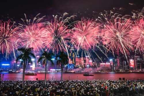 Hong Kong ushers in the #YearofTheSnake with a bang! A grand fireworks display lit up the sky over Victoria Harbour to celebrate the second day of the Chinese New Year (Jan 30). As a traditional highlight event of the festive season, thousands of people gathered along both sides… https://t.co/5I0WyyLDo6 https://t.co/JFDxX8u3Eq