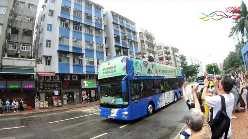 Applause for our awesome Olympians! Crowds of people lined the streets to cheer for Team Hong Kong, China (Aug 21) as members of the #ParisOlympics delegation joined an open-top bus tour to celebrate the city's best ever Olympic medal ranking. Among the athletes taking part in… https://t.co/VCwLCzpQXS https://t.co/aP4caFgBYP