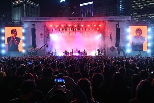 Clockenflap 再次撼動香江 🤩🤩🤩  熱爆！Clockenflap 這個香港最大型的音樂及藝術節，闊別四年重臨中環海濱(3月3至5日) 。陣容星光熠熠，無怪乎入場券一開賣旋即售罄。  表演隊伍: 🎤🎸🎤 英國搖滾大團 Arctic Monkeys  、瑞典indie-pop樂團 Cardigans 、美國Hip-Hop殿堂級傳奇 Wu-Tang Clan 、英倫indie-rock 樂隊 Bombay Bicycle club 、美國唱作女聲  Sasha Alex Sloan、英國alt-rock 組合 Black Country, New Road 、日本dance-pop女子組 CHAI及Canto-rock本地薑 KOLOR 等共100多個表演單位。  主辦單位已公布下屆音樂節會在今年12月1-3日舉行，了解更多：www.clockenflap.com  #香港 #香港品牌 #亞洲國際都會 #文化藝術 #Clockenflap