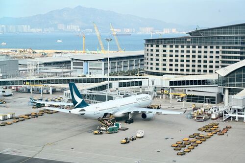 【✈️可喜可賀🥳】Hong Kong International Airport 香港國際機場 憑藉多項全新設施及優質服務，近日在第30屆「世界旅遊獎」獲評選為「2023亞洲最佳機場」及「2023中國最佳機場」。繼全長 3 800 米的三跑道去年 11 月啟用，其他工程包括擴建二號客運大樓、興建 T2 客運廊、新旅客捷運系統及行李處理系統預計於 2024 年完成，這亞洲和中國最佳機場將為旅客帶來更多嶄新的機場體驗。  #香港 #香港品牌 #亞洲國際都會 #連繫全球 #追求卓越 #香港國際機場 #亞洲最佳機場  #中國最佳機場 #世界旅遊獎
