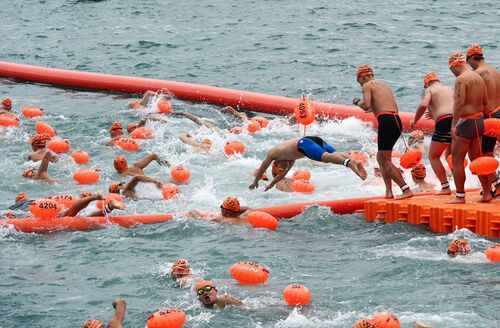 【躍在維港🏊】今年 新世界維港泳 New World Harbour Race（11月12日）約有3,000名參賽者，包括參加重設「國際組」的海外頂尖泳手，以及新增粵港澳大灣區組別，由灣仔至尖沙咀的賽道，全程約1公里。男子國際組賽事由來自日本的古畑海生以14分43.9秒封王，女子國際組由同樣來自日本的加藤花野以15分46.3秒稱后。恭喜所有健兒！ https://www.hkharbourrace.com/  #香港 #香港品牌 #亞洲國際都會 #活力澎湃 #新世界維港泳 #維多利亞港
