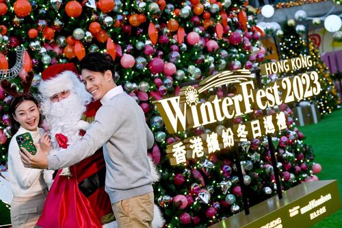 🎄 Getting into the festive spirit! With the Christmas Town at the harbourfront, the first-ever Christmas market at the West Kowloon Cultural District 西九文化區, and newly introduced Winter Harbourfront Pyrotechnics, the WinterFest will promise to bring joy and vigor uniquely Hong Kong! https://www.discoverhongkong.com/hk-eng/what-s-new/events/hong-kong-winterfest.html   ❤Christmas Town 📅 Till Jan 1, 2024 📍 Harbourside Lawn West, Art Park, West Kowloon Cultural District  💚Christmas Market 📅 Dec 21 – 30, 2023 📍 Great Lawn, Art Park, West Kowloon Cultural District  💜Winter Harbourfront Pyrotechnics 📅 Dec 9, 10, 16, 17, 23, 24 (Christmas Eve), 25 (Christmas Day) and 26 (Boxing Day), 2023  📍 Waters off Harbourside, Art Park, West Kowloon Cultural District  #hongkong #brandhongkong #asiasworldcity #festivehk #WinterFest #WinterHarbourfrontPyrotechnics #VictoriaHarbour Discover Hong Kong