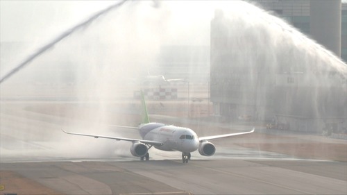 🎉航空發展新里程！兩架國家自主研製的C919及ARJ21飛機昨日(12月12日)抵達🛬 Hong Kong International Airport 香港國際機場，展開首次訪港之旅，這亦是C919飛機首次出訪中國內地以外的城市。兩架飛機將停泊在機場範圍作靜態展示，而C919飛機更會於星期六(12月16日)飛越維多利亞港上空進行飛行演示，讓大家共同見證C919飛機首次翱翔香港上空的歷史時刻。👀 https://www.info.gov.hk/gia/general/202312/12/P2023121100675.htm  #香港 #香港品牌 #亞洲國際都會 #飛機 #C919 #ARJ21 #香港國際機場 運輸及物流局