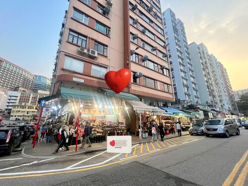 Love is in the air❤️ #ChubbyHearts are popping up all over Hong Kong, with the first locations to enjoy this Valentine's Day-themed exhibition being Central, Mong Kok, Tai Po and Kennedy Town with more locations added each day. Stay tuned with Hong Kong Design Centre 香港設計中心 for more romantic surprises❣️  Details:  https://www.hkdesigncentre.org/en/events/entry/chubby-hearts-hong-kong/ Learn more about Hong Kong's mega events: https://www.brandhk.gov.hk/en/mega-events/mega-events  Chubby Hearts Centre Piece ▫️Date: February 14 to 24, 2024 ▫️Location: Statue Square Gardens in Central  Pop-up Chubby Hearts ▫️Date: February 14 to 24, 2024 ▫️Locations: Flower Market in Mong Kok, the Lam Tsuen Wishing Square in Tai Po, the Belcher Bay Promenade in Kennedy Town and many more (details will be announced every morning on Hong Kong Design Centre’s website)  Courtesy of Hong Kong Design Centre  #hongkong #brandhongkong #asiasworldcity #megaevents #megaHK #CHUBBYheartsHK #CHUBBYhearts #HongKongDesignCentre #HKDC #MegaACEFund