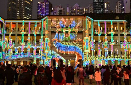 一起喜迎龍年🐉！位於中環的大館 Tai Kwun披上繽紛光影，以立體光雕投影 #綻放大館2024 迎接龍年（展期至2月14日）。大館與The Electric Canvas和一群本地藝術家合作，融合創意與科技，將立體圖像投影到歷史悠久的外牆上，為大家帶來一場精彩的視覺盛宴✨。  #香港 #香港品牌 #亞洲國際都會 #藝術與文化 #龍年2024 #大館