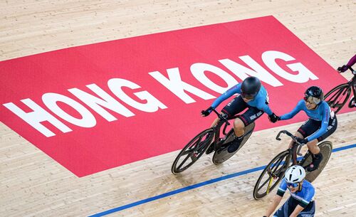 見證疾速比拼💨！2024 #UCI國家盃場地單車賽（3月15至17日）時隔三年再度於香港單車館舉行。賽事吸引全球約400位頂級車手參與角逐獎牌及爭奪2024巴黎奧運積分。世界各地強手同場較量，日本隊合共取得4金3銀3銅，成為大贏家。而港隊「小女車神」李思穎則在女子全能賽以第12名完成。恭喜所有得獎運動員！🚴👏  #香港 #香港品牌 #亞洲國際都會 #活力澎湃 #國家盃場地單車賽