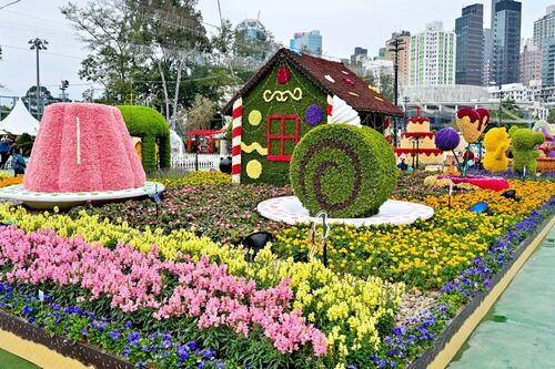 A blooming good show🌸! The Hong Kong Flower Show 2024 (Mar 15-24) opened last week with some 420,000 flowers on display, including about 40,000 angelonias (Angel Flower)🪻. Visitors can also enjoy fragrant East-meets-West fairy tales through vibrant landscapes depicting popular stories such as The Journey to the West and The Wizard of Oz🌷✨. Don't forget to take a selfie in front of our Brand Hong Kong floral wall!😊📸  https://www.hkflowershow.hk/en/hkfs/2024/index.html  #hongkong #brandhongkong #asiasworldcity #megaevents #megaHK #flowershow2024 #angelonia #FloralJoyAroundTown 康文＋＋＋