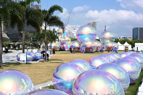 Bubble fun! Pop by the West Kowloon Cultural District 西九文化區 Waterfront Promenade to see “Ephemeral”, a world-class international light and sound installation featuring giant translucent rainbow-hued bubbles (Mar 22 - Apr 7). Created by Australian design studio Atelier Sisu, the award-winning public art display is bringing a new glow to Victoria Harbour. Capture gorgeous moments with your loved ones📸!   https://www.westkowloon.hk/en/westkfunfest-ephemeral?item_list_id=in_content&tab=overview   #hongkong #brandhongkong #asiasworldcity #artsandculture #megaevents #megaHK #WKCD #Ephemeral