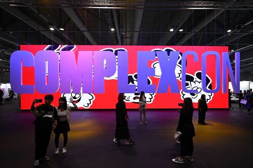 Shout-out to the first-ever #ComplexCon in Hong Kong (Mar 22-24)! ComplexCon made its Asian debut at AsiaWorld-Expo, uniting the best of urban culture, entertainment, and a host of pop culture icons. The live performances had enthusiastic fans on their feet all night, with a spectacular music line-up that included rapper 21 Savage, AOMG artists, 3Cornerz and a number of rising Asian hip-hop artists🎤. This 3-day event was not just a celebration of pop culture, but also a perfect complement to Hong Kong’s #ArtMarch ! ✨  Complex 中文 #hongkong #brandhongkong #asiasworldcity #megaevents #megaHK #ComplexCon #hiphop