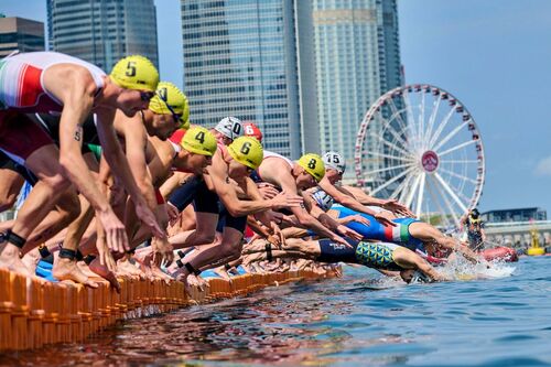 Congrats to all participants of the first World Triathlon Cup in Hong Kong (Mar 24)🏊🏻🚴🏿🏃‍♀️! Cheered on by enthusiastic crowds lining the downtown course, Spaniard Alberto Gonzalez Garcia took the winner’s tape in 53 minutes, 17 seconds to clinch the Elite Men’s Race while Sian Rainsley of Great Britain clocked 59:44 to win the Elite Women's Race. After the intense competition, some athletes enjoyed sightseeing on board a tram, also known as "Ding Ding" - an iconic symbol of Hong Kong - to enjoy a more relaxing view of the city. ✨  #hongkong #brandhongkong #dynamichk #megaevents #megaHK #triathlon #WorldTriathlonCup