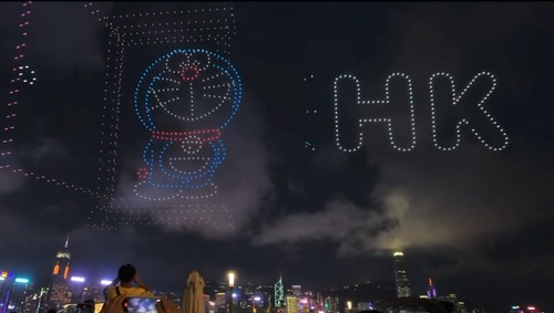 Sky Utopia in Hong Kong! The world’s first #Doraemon drone show drew large crowds to the Victoria Harbour waterfront in Tsim Sha Tsui (May 25)! Formed by about 1,000 drones, a 2D Doraemon emerged from his 'Anywhere Door' and transformed into a giant 3D Doraemon before summoning his friends with a new gadget, a '100% Friends-Calling Bell”. Fans responded by cheering the 15-minute display, which served as a prelude to the large exhibition of the famous cartoon character set to run from July 13 to Aug 11. Watch:  Video: AllRightsReserved   #hongkong #brandhongkong #asiasworldcity #dynamichk #megaevents #megaHK #Doraemon