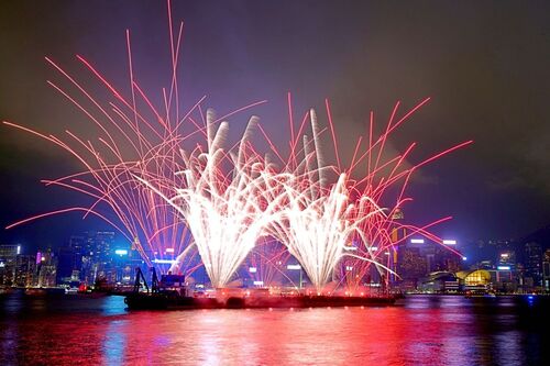 絢麗奪目的煙火表演昨夜（5月1日）閃耀維多利亞港🎆，迎接內地「五一黃金周」假期。由五月起，在特定節日和大型活動期間，海上煙火及無人機表演會搭配「幻彩詠香江」進行，讓市民和旅客感受香港夜景醉人之美。✨了解更多： https://www.discoverhongkong.com/hk-tc/what-s-new/harbour-nightscape-spectacle.html  #香港 #香港品牌 #亞洲國際都會 #五一黃金周 #煙火