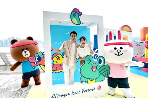 Line-up for summer fun🌞! The popular LINE FRIENDS characters are ready to meet and greet people at the Avenue of Stars along the Tsim Sha Tsui harbourfront, as excitement builds ahead of this weekend's action-packed Hong Kong International Dragon Boat Races (Jun 15-16). Visitors can also enjoy 7 photo hotspots and 10 food stalls offering refreshments at the new “Summer Chill Food Lane” (Jun 8-16). Have a chillaxing weekend! 🍦🍹  ⛱️ Discover Hong Kong  #hongkong #brandhongkong #asiasworldcity #TuenNg #VictoriaHarbour #megaevents #megahk #LINEFRIENDS #DragonBoatFestival #dragonboatraces