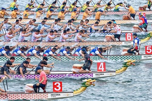 Paddling for glory🥁! The #HongKong International Dragon Boat Races (Jun 15-16) saw over 4,000 athletes from 12 countries and regions racing for glory to the thunder of drums, turning Victoria Harbour into a sea of colour, as spectators cheered the paddlers in a carnival atmosphere. The event stems from an ancient Chinese tradition that is celebrated in Hong Kong annually. 🥳🐉  #hongkong #brandhongkong #asiasworldcity #TuenNg #VictoriaHarbour #MegaEvents #MegaHK #dragonboatraces
