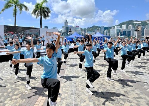 Everybody is kung fu dancing🥋💃! Hong Kong's first major cross-disciplinary arts festival, "武林盛舞嘉年華 Kungfu x Dance Carnival 2024" (Jul 9 - 14) kicked off on a high note outside the Hong Kong Cultural Centre. An event of #HKPopCultureFestival2024, the first day of the Carnival featured hundreds of professional performers as well as students demonstrating their skills and enthusiasm, to the delight of large crowds of spectators in Tsim Sha Tsui. Come and join the rest of the fiesta! 🙌  https://www.kungfu-dance.com.hk/en/our-programme-en/   #hongkong #brandhongkong #asiasworldcity #MegaEvent #MegaHK #ChineseKungfuxDanceCarnival #artsandculture #HKPopCultureFestival