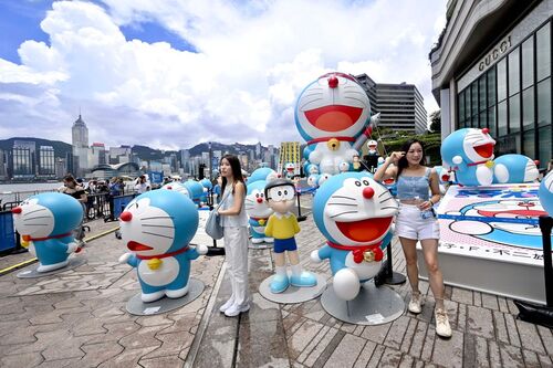 Reignite your childhood curiosity with Doraemon this summer☀️! The “100% DORAEMON & FRIENDS” Doraemon 100 Tour, one of the world's largest Doraemon exhibitions, is making its first stop in Hong Kong from tomorrow (Jul 13 - Aug 18) with the world's tallest inflatable Doraemon (12-metres tall) sculpture as well as a magnificent 100-meter-long “Blue Carpet” with comic-style standees. The much-loved Doraemon will use his new secret gadget, “100% Friends-Calling Bell” to summon fans from around the world to the city's famous landmarks: Avenue of Stars, Tsim Sha Tsui Harbourfront and K11 MUSEA. Get ready for the "call" and prepare to rediscover your inner child🔔!   Learn more: https://doraemon100.com/en   AllRightsReserved  #hongkong #brandhongkong #asiasworldcity #dynamichk #megaevents #megaHK #DORAEMON100 #DORAEMON