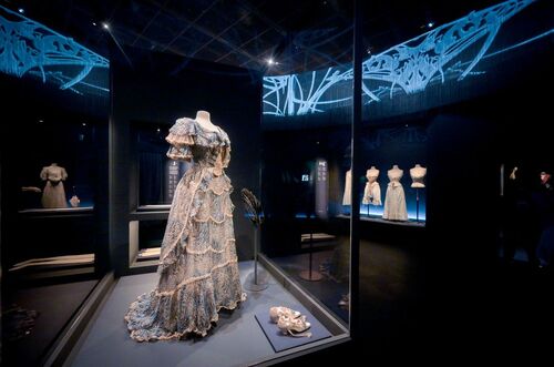 Asian debut of historical French fashion✨! The 香港故宮文化博物館 Hong Kong Palace Museum (HKPM) with the Musée des Arts Décoratifs, Paris unveiled The Adorned Body: French Fashion and Jewellery 1770–1910 from the Musée des Arts Décoratifs, Paris. Running at HKPM until Oct 14, The Adorned Body exhibition features nearly 400 stunning items of clothing, jewellery and accessories dating from the late 18th to the early 20th century. This is the first time the prestigious Paris museum’s comprehensive collection of historical French fashionwear is displayed in Asia. The exhibition is enhanced by trilingual audio guides narrated by singer and fashionista Karen Mok.  #hongkong #brandhongkong #asiasworldcity #TheAdornedBody #FrenchFashion #HKPM