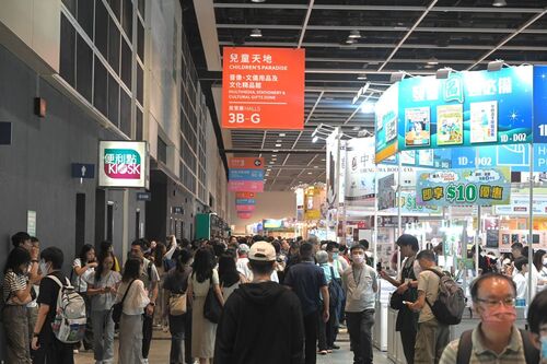 召集全港書迷！萬眾期待的香港書展（7月17至23日）在香港會議展覽中心 Hong Kong Convention and Exhibition Centre 舉行，今年書展以「影視文學」作為年度主題，場內場外舉辦超過600場文化活動如作家講座和新書推介，「世界文化藝術廊」更雲集31個國家及地區的影視文學著作及展品，展現香港作為中外文化藝術交流中心的魅力。  HKTDC 香港貿發局   #香港 #香港品牌 #亞洲國際都會 #盛事之都 #盛事香港 #藝術與文化 #書展 #影視文學