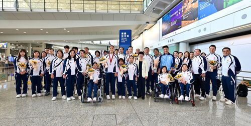 熱烈歡迎回港🎉！中國香港隊成員（游泳、羽毛球、乒乓球、輪椅劍擊、馬術及射箭），包括部分獎牌得主今早（9月10日）從 #巴黎殘奧會 返抵香港。今次港隊奪得8面獎牌（3金、4銀、1銅），成績斐然，歡迎一眾為港爭光的運動員回港👏！  #香港 #香港品牌 #亞洲國際都會 #殘疾人奧運會 #巴黎殘奧會