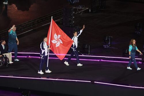 中國香港隊閃耀 #巴黎殘奧會✨！兩位銀牌得主陳浩源（羽毛球）及陳睿琳（游泳）擔任持旗手，於9月8日（巴黎時間）與來自世界各地的健兒一同參與殘奧閉幕禮。今屆中國香港隊奪得3面金牌、4面銀牌和1面銅牌，共8面獎牌，創下自2016年里約殘奧會以來的最佳成績。每一位運動員在賽場上皆展現出不屈不撓的香港精神，我們以你為榮👏！  圖片由 中國香港殘疾人奧委會 China Hong Kong Paralympic Committee 提供  #香港 #香港品牌 #亞洲國際都會 #殘疾人奧運會 #巴黎殘奧會