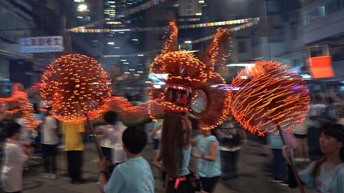 Fire Dragon dances again🔥🐉! Sparkling and crackling with thousands of incense sticks, the century-old Tai Hang Fire Dragon (Sep 16-18) led by 300 performers and for the first time accompanied by a 20-metre LED version carried by kids, weaved its way around Causeway Bay ending at Victoria Park on the night of the Mid-Autumn Festival (Sep 17). The Wan Chai harbourfront area will also host a themed drone show to celebrate the moon festival tonight. 🌕🎆  #hongkong #brandhongkong #asiasworldcity #ArtsandCulture #CustomsandHeritage #MidAutumnFestival #FireDragonDance #TaiHang #MidAutumnDroneShow