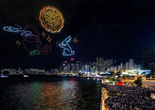 How did you celebrate the Mid-Autumn Festival🥮🌕? Revellers gathered along Wan Chai waterfront for the best view of Hong Kong’s first Mid-Autumn Festival-themed drone show on Sep 17. A fleet of 1,000 drones created a variety of festive scenes such as lanterns, mooncakes, a jade rabbit, panda and more, in the sky above Victoria Harbour. Meanwhile, a colourful 18-metre-long LED fire dragon paraded along Lee Tung Avenue in Wan Chai to send festive blessings to everyone. ✨  #hongkong #brandhongkong #asiasworldcity #ArtsandCulture #CustomsandHeritage #MidAutumnFestival #MidAutumnDroneShow #LeeTungAvenue