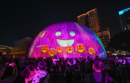 全城狂歡哈囉威🎃！由即日起至10月31日，香港太空館每晚均上演3D光雕匯演，有5款可愛幽靈與市民及旅客共度佳節。大家亦可到中環海濱參與「香港美酒佳餚巡禮」（10月23至27日），以舌尖同享節日氣氛。同時亦可在港島尋找「哈囉威香港」發光主題電車的蹤跡，在銅鑼灣、尖沙咀及旺角尋找限定「南瓜雪糕車」打卡，或在10月31日萬聖夜在港島欣賞派對電車巡遊表演，盡慶而歸！  🚋 圖片4：Discover Hong Kong  #香港 #香港品牌 #亞洲國際都會 #都會生活 #哈囉威香港 #萬聖節2024 #香港美酒佳餚巡禮 #3D光雕匯演