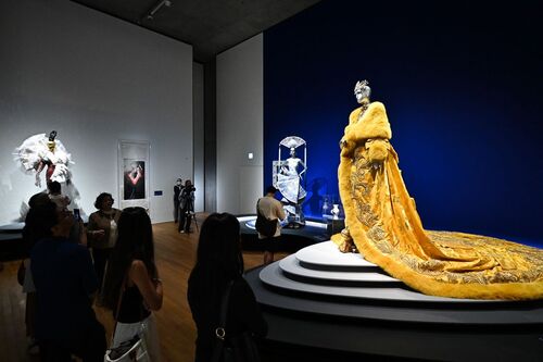 Get to know the mastermind behind Rihanna’s eye-catching gown The Yellow Queen, that she wore to the 2015 Met Gala. Guo Pei, a celebrated Chinese fashion designer, is presenting her visionary creations at Hong Kong’s M+ museum M+, WestK. Guo Pei: Fashioning Imagination (till Apr 6, 2025) is her first major exhibition in East Asia, featuring more than 40 haute couture loaned from Guo’s atelier Rose Studio. Come and learn about the creator’s ground-breaking fashion expression, illustrious career, and how she pioneers the aesthetics of contemporary Asian dress.  #hongkong #brandhongkong #asiasworldcity #artsandculture #GuoPei #fashion #MplusMuseum